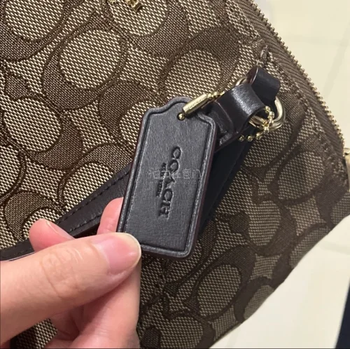 成功下车！包包实物和卖家描述一致，品相很不错，细节完好。挖煤姬全程流程顺畅，入库拍照清晰，能看清包包细节，打包很用心，层层防护，运输过来没有磕碰。物流更新及时，客服有问必答。终于收到心仪的包包，体验很棒，后续还会继续切煤！