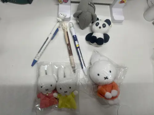 米菲周边质感超棒！毛绒挂件软乎乎，笔也好写，做工精致没有多余线头，可爱度拉满，收到特别满意，很喜欢?
笔系列满满，跳动的兔子，旋转的米菲，赞