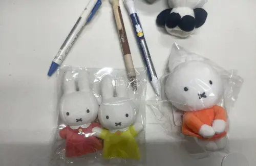 米菲周边质感超棒！毛绒挂件软乎乎，笔也好写，做工精致没有多余线头，可爱度拉满，收到特别满意，很喜欢?
笔系列满满，跳动的兔子，旋转的米菲，赞