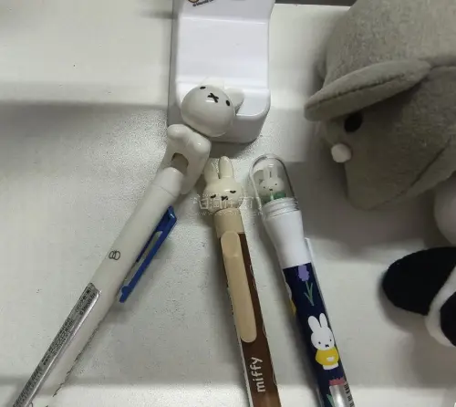 米菲周边质感超棒！毛绒挂件软乎乎，笔也好写，做工精致没有多余线头，可爱度拉满，收到特别满意，很喜欢?
笔系列满满，跳动的兔子，旋转的米菲，赞