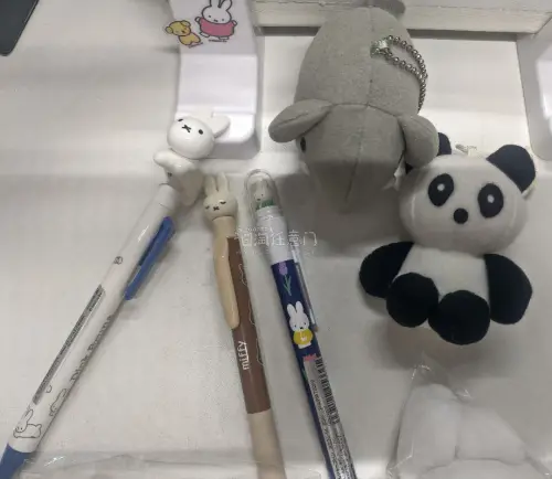 米菲周边质感超棒！毛绒挂件软乎乎，笔也好写，做工精致没有多余线头，可爱度拉满，收到特别满意，很喜欢?
笔系列满满，跳动的兔子，旋转的米菲，赞