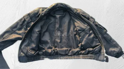 这次在任意门海淘入手这件90年代日产重磅牛皮机车皮衣，购物体验特别满意。平台转运稳定，包装防护到位，到手成色和商品描述一致。皮衣用料扎实，整件有五斤多重，多拉链工装机车剪裁，皮料油润有自然旧化质感，和kiss racing team同款设计语言，古着存量很少。复古赛...