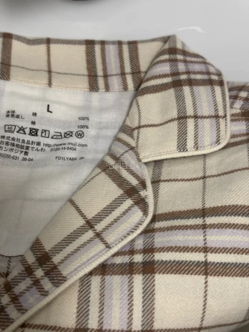 这次在挖煤姬买了MUJI睡衣，整体体验很好。睡衣面料摸起来很软，透气性不错，晚上睡觉穿不会闷汗。版型是宽松舒适的，活动方便，不会有束缚感。
细节做得也可以，走线整齐，没有多余线头，吊牌包装完整。挖煤姬这边物流进度清楚，客服回复也及时，包裹打包得很严实。用积分抵扣后更...