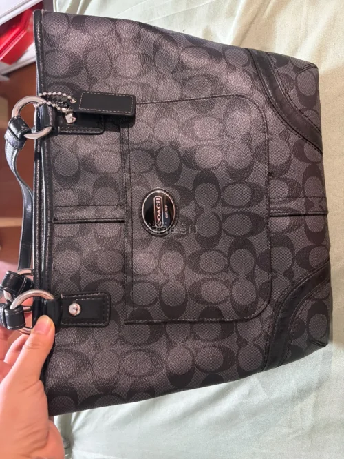 第一次在挖煤姬入手中古Coach托特包，实物成色和卖家图片描述基本一致，老花图案完整，只有轻微的小痕迹，完全可以接受。打包保护得很用心，运输过程没有磕碰。平台物流跟进清晰，整体购物流程顺畅，成功淘到喜欢的包包，很满意这次海淘！
