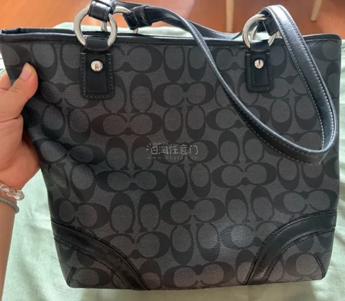 第一次在挖煤姬入手中古Coach托特包，实物成色和卖家图片描述基本一致，老花图案完整，只有轻微的小痕迹，完全可以接受。打包保护得很用心，运输过程没有磕碰。平台物流跟进清晰，整体购物流程顺畅，成功淘到喜欢的包包，很满意这次海淘！