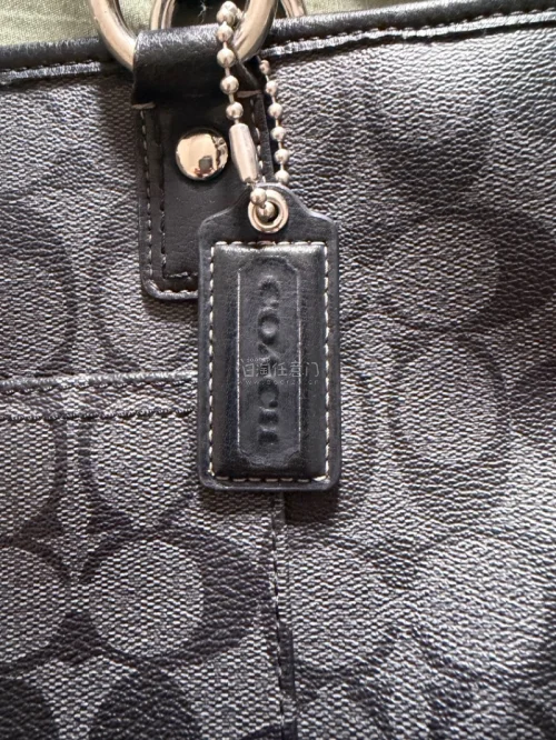 第一次在挖煤姬入手中古Coach托特包，实物成色和卖家图片描述基本一致，老花图案完整，只有轻微的小痕迹，完全可以接受。打包保护得很用心，运输过程没有磕碰。平台物流跟进清晰，整体购物流程顺畅，成功淘到喜欢的包包，很满意这次海淘！