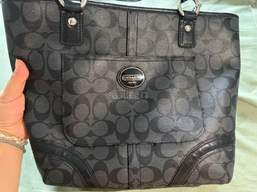 第一次在挖煤姬入手中古Coach托特包，实物成色和卖家图片描述基本一致，老花图案完整，只有轻微的小痕迹，完全可以接受。打包保护得很用心，运输过程没有磕碰。平台物流跟进清晰，整体购物流程顺畅，成功淘到喜欢的包包，很满意这次海淘！