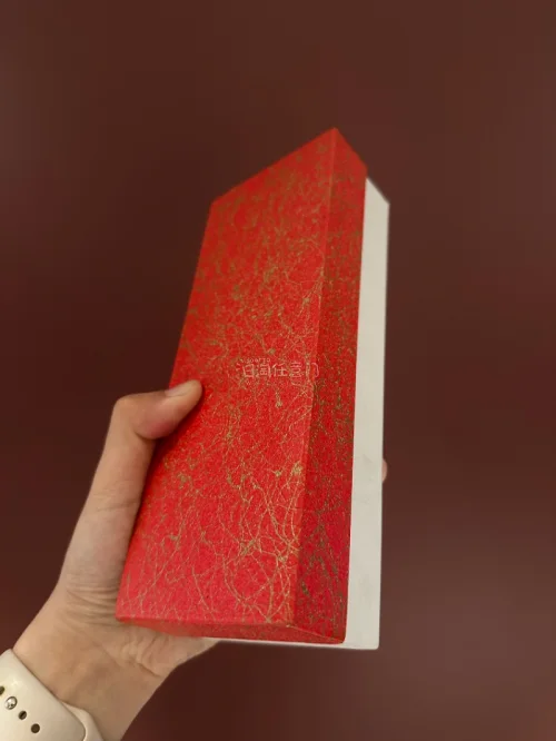 京都大平矿山 莲华巢板特级天然砥石，1918g，尺寸208×76×50mm，带大平矿山保真印章。原石近乎无筋，属于中偏硬质地，相比普通巢板硬度更高，拔群的切削研磨力，不管是厨刀还是木工刃物都很适配。矿山存量已经很少，这次能拍到很幸运。挖煤姬打包稳妥，原石到手完好无磕...