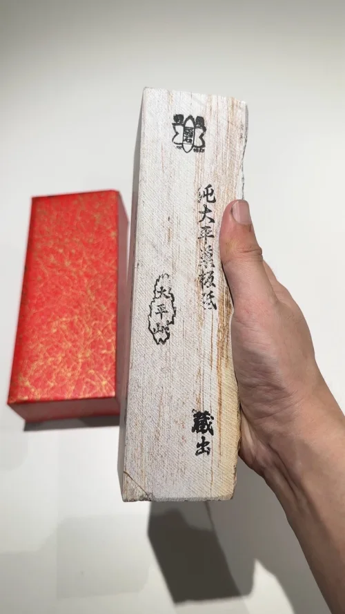 京都大平巢板莲华特级天然砥石
蹲了很久的大平莲华巢板终于顺利到手，实物矿纹漂亮，沉甸甸2550g，品相完美 很满意。
重点夸下挖煤姬的海淘体验，贵重砥石这种怕磕碰的重物，包装做得很扎实，层层缓冲，石头边角保护到位，没有一点磕碰损伤。物流全程节点清晰，轨迹可追踪，报关...