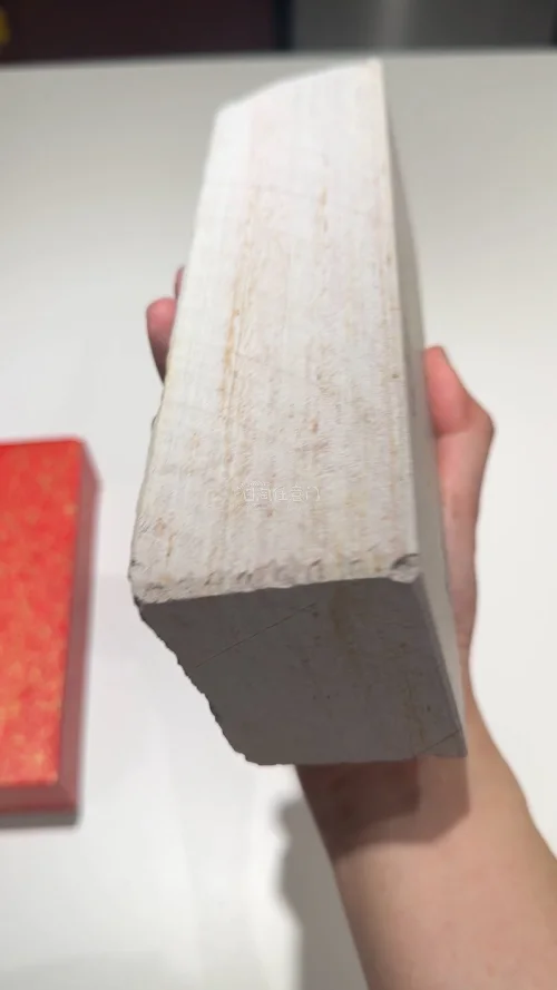 京都大平巢板莲华特级天然砥石
蹲了很久的大平莲华巢板终于顺利到手，实物矿纹漂亮，沉甸甸2550g，品相完美 很满意。
重点夸下挖煤姬的海淘体验，贵重砥石这种怕磕碰的重物，包装做得很扎实，层层缓冲，石头边角保护到位，没有一点磕碰损伤。物流全程节点清晰，轨迹可追踪，报关...
