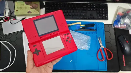 这一次买了一个红色的3 dsl l，收到的话过了大概两周的时间吧，还是很好的，用起来也没有什么太大的问题，这一次的体验还是很好的，给个好评哦