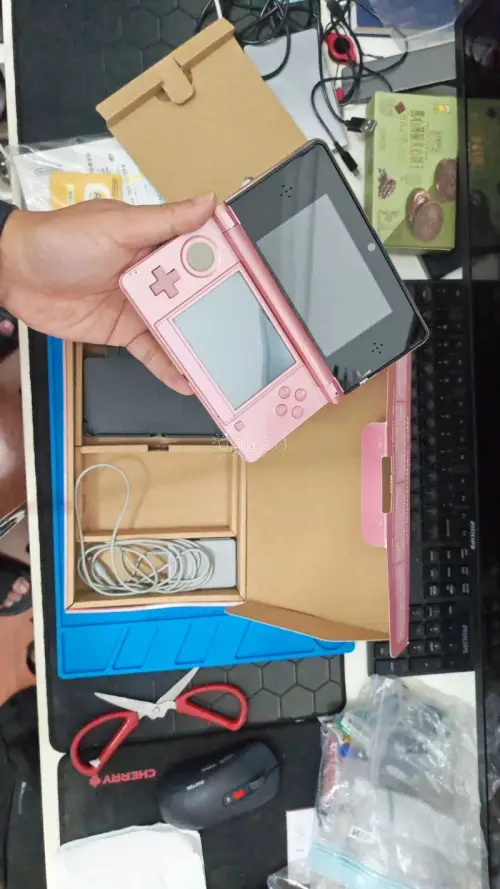 是收到一个像说全的粉色的3 ds，整体的成色都非常的好，也没有什么问题，外包装很好，从下单到收到大概过两周的时间吧，整体的体验都非常好，给个好评