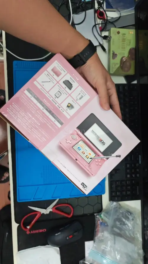 是收到一个像说全的粉色的3 ds，整体的成色都非常的好，也没有什么问题，外包装很好，从下单到收到大概过两周的时间吧，整体的体验都非常好，给个好评