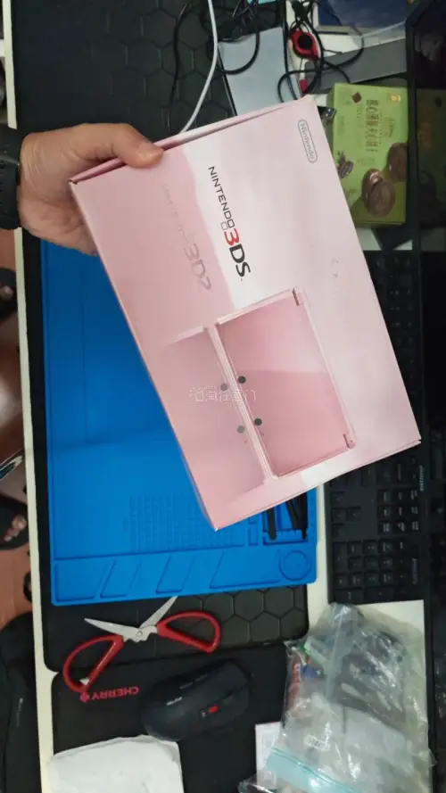 是收到一个像说全的粉色的3 ds，整体的成色都非常的好，也没有什么问题，外包装很好，从下单到收到大概过两周的时间吧，整体的体验都非常好，给个好评