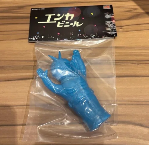 本月海淘收获｜Enka Vinyl 假面骑士一号手偶软胶。清爽的素蓝通体，原汁原味复古昭和质感，全新原袋未拆，自带正版吊卡。简单质朴的 old sofubi，上手把玩很有味道，本月挖到很心仪的一件特摄收藏品。