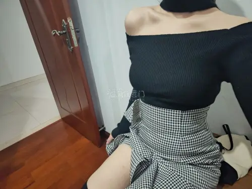 十月挖煤姬海淘好物分享来啦！EMS 物流时效超快，分享几个淘衣服的小技巧。巧用日文关键词检索，每天固定时间刷新平台上新，挑选卖家优先高分好评，有详细实拍图，可以避开瑕疵假货坑。
 这次挖煤姬购物体验感太棒了，rienda的衣服也很漂亮 显瘦好看，版型非常好！物流是日...