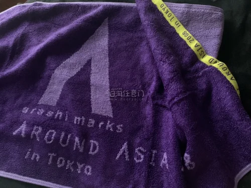 这次在骏河屋和M店官方站点切了烧普和电影特典等等，性价比都很高。在雅虎拍卖切了一个嵐团的大盘，有种开盲盒的快乐，里面有T恤毛巾文件夹应援手灯扇子等各种演唱会周边，状态虽然都是中古但保存得也还不错。因为重量大所以依旧选择海运路线，一个月不到就收到了，对单机海淘人非常友...
