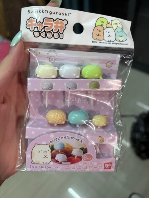 挖煤姬海淘顺利下车！这次买的轻松熊和角落生物小周边都超级可爱。三件商品实物都很好，没有瑕疵，包装得非常用心，特别是食玩盒子一点都没压坏。日本国内发货到入库很快，国际运费也很合理。整体购物体验非常满意，推荐给喜欢收集可爱小物的朋友们，下次还会再来！