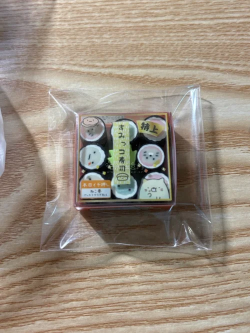 挖煤姬海淘顺利下车！这次买的轻松熊和角落生物小周边都超级可爱。三件商品实物都很好，没有瑕疵，包装得非常用心，特别是食玩盒子一点都没压坏。日本国内发货到入库很快，国际运费也很合理。整体购物体验非常满意，推荐给喜欢收集可爱小物的朋友们，下次还会再来！