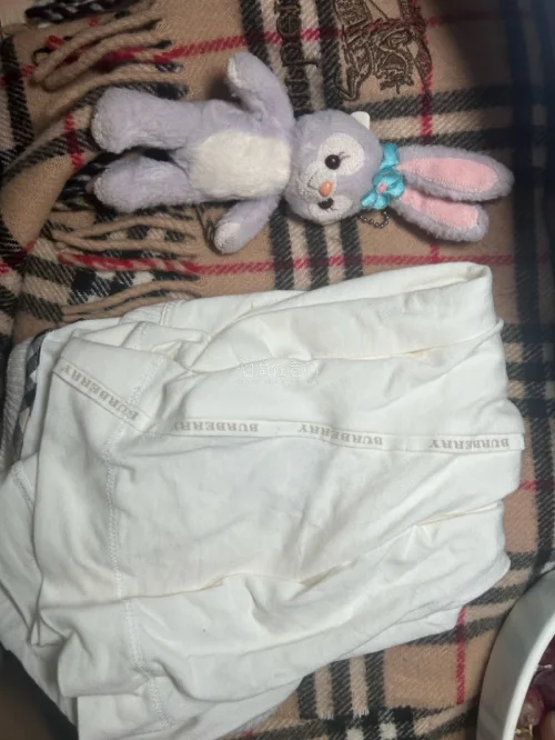 如果你也喜欢淘质感古着和迪士尼小玩偶，一定要看看我这次在挖煤姬日淘任意门挖到的好物！一单收了三件，Burberry经典格纹小围巾、简约日系白T，还有软乎乎的星黛露毛绒。
在挖煤姬下单全程省心，商品实拍图很细致，能看清中古物品细节，打包稳妥，物流时效稳定。日淘任意门操...