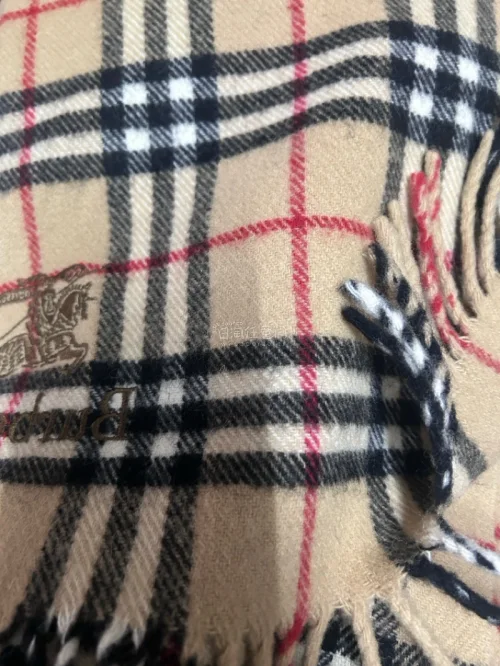 如果你也喜欢淘质感古着和迪士尼小玩偶，一定要看看我这次在挖煤姬日淘任意门挖到的好物！一单收了三件，Burberry经典格纹小围巾、简约日系白T，还有软乎乎的星黛露毛绒。
在挖煤姬下单全程省心，商品实拍图很细致，能看清中古物品细节，打包稳妥，物流时效稳定。日淘任意门操...