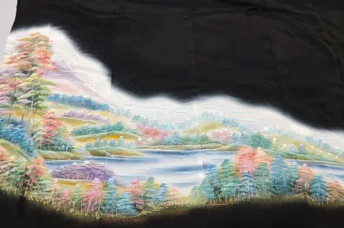 依旧是黑留袖，很喜欢风景画片，一整件和服铺开就像画一样，看着都赏心悦目，上身也美美嘟
挖煤姬日拍也很方便，加价和退款都很快，通知也很及时，好用！还会继续支持！
