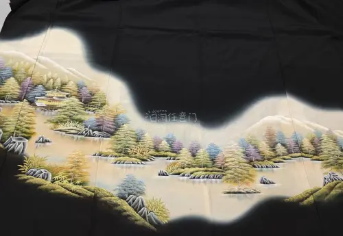 依旧是黑留袖，很喜欢风景画片，一整件和服铺开就像画一样，看着都赏心悦目，上身也美美嘟
挖煤姬日拍也很方便，加价和退款都很快，通知也很及时，好用！还会继续支持！