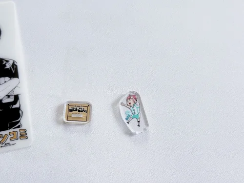 罗森限定周边，杯垫厚实、柄图印刷清晰；明信片纸质顺滑，色彩好看，属于国内难入手的收藏款。
平台操作简单，支持中文，可多件合并发货，还能选择加固打包。物流可实时追踪，这次收到的周边完好无损，很适合蹲二次元限定谷子。
等待日淘的时光没有白费，收藏喜欢的周边真的超快乐✨