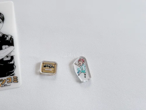 罗森限定周边，杯垫厚实、柄图印刷清晰；明信片纸质顺滑，色彩好看，属于国内难入手的收藏款。
平台操作简单，支持中文，可多件合并发货，还能选择加固打包。物流可实时追踪，这次收到的周边完好无损，很适合蹲二次元限定谷子。
等待日淘的时光没有白费，收藏喜欢的周边真的超快乐✨
