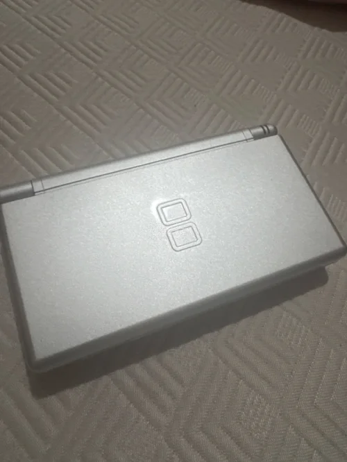 这台ndsl 品相很好 屏幕很白 卖家一定保管的非常好 感谢出物，
物美价廉的游戏机 适合收藏，推荐大家在这里能买到很多好东西！