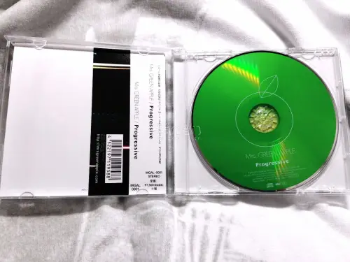 在塔店买的CD，发货很快，也很便宜，不用担心买到假货。歌词本特别好看，内容非常丰富，CD的音质也特别棒，CD没有任何磕碰