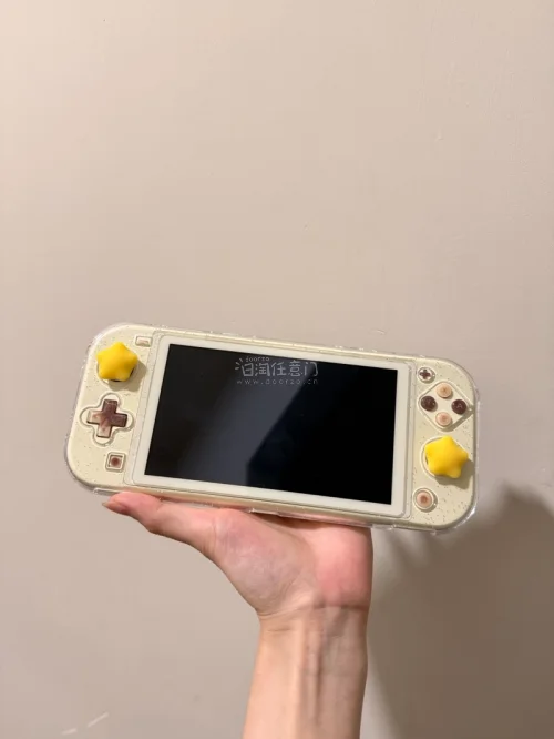 如果你也喜欢数码掌上游戏机，一定要看看我这次日淘挖到的Switch Lite！✨
这台Switch Lite整机颜值直接拉满。机身小巧轻便，单手就能握持，出门随身带玩动森、哈迪斯这类小游戏超合适。
我是在雅虎日拍拍下的这台主机，走挖煤姬转运，选邮政EPL线路，大概两...