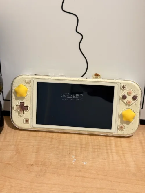 如果你也喜欢数码掌上游戏机，一定要看看我这次日淘挖到的Switch Lite！✨
这台Switch Lite整机颜值直接拉满。机身小巧轻便，单手就能握持，出门随身带玩动森、哈迪斯这类小游戏超合适。
我是在雅虎日拍拍下的这台主机，走挖煤姬转运，选邮政EPL线路，大概两...