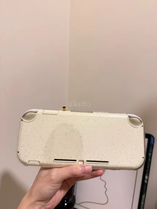 如果你也喜欢数码掌上游戏机，一定要看看我这次日淘挖到的Switch Lite！✨
这台Switch Lite整机颜值直接拉满。机身小巧轻便，单手就能握持，出门随身带玩动森、哈迪斯这类小游戏超合适。
我是在雅虎日拍拍下的这台主机，走挖煤姬转运，选邮政EPL线路，大概两...