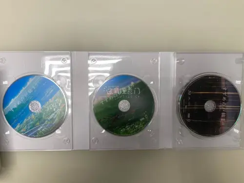 拿到铃芽之旅蓝光BD，最直观的感受是“沉甸甸的满足”。正片273卡重制的画面在4K下通透得惊人，每一帧雨滴与星空都像初次见面。特典碟超过12小时的内容，仿佛把整个创作现场搬回了家。