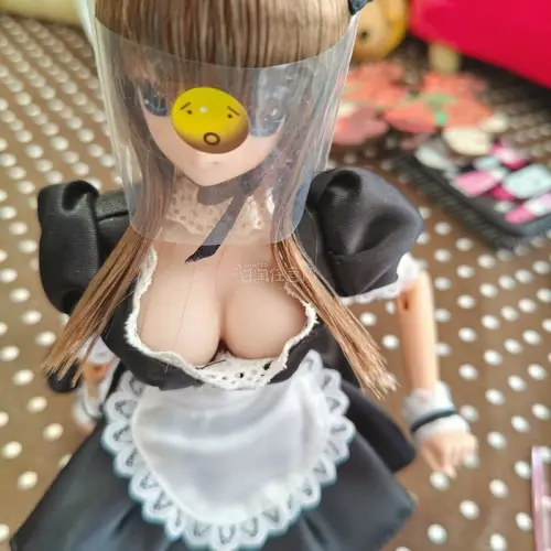 这款猫耳女仆可动人偶太惊喜啦！黑白女仆裙做工精致，蕾丝花边细节满满，猫耳发饰搭配长棕发造型十分可爱。关节灵活，能够轻松摆姿势，脸型和五官还原动漫质感。成色保存得很好