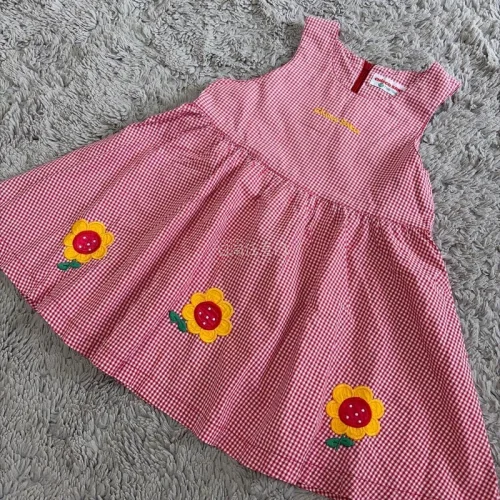 自从给仔买了miki的鞋，就入了miki的坑，感觉它们的衣服很可爱。如果你也喜欢 mikihouse 那种充满童趣、色彩明快且质感极佳的日系童装风格，那么我这次淘到的这件 mikihouse 红白格纹向日葵刺绣连衣裙，绝对能戳中你的审美点！
这次我是通过挖煤姬入手的...