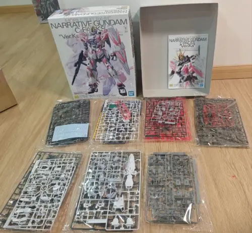 MG叙述高达C装备卡版，整体造型帅气利落，红白配色通透的精神力骨架视觉冲击力很强。卡版的刻线细节丰富，分件设计考究，组装手感顺滑，关节紧实，可动表现优秀。盾牌、步枪等配件齐全，骨架与外甲层次分明，拼装完成后立体感十足。作为NT高达人气机体，成品展示效果出彩，是值得入...