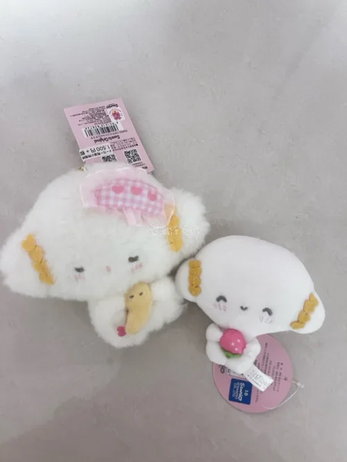 在挖煤姬蹲到这只小麦粉精灵毛绒，开箱那一刻心都化了。品控在线，放在桌上越瞅越欢喜。物流走的EMS，合单出库很快，前后不过一周，海淘体验相当顺滑。