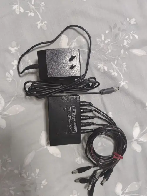效果器板供电一直是我的痛，插线板乱成一团。这次在挖煤姬淘了日版 BOSS PSA-100 电源和单块电源分流器，带几个低功耗模拟单块，走线清爽，底噪干净。PSA-100 输出 9V/200mA、线长 2m，接 BOSS 单块和其他 9V 效果器都稳。走日淘任意门，下...