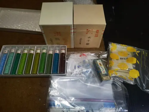 第一次用挖煤姬海淘日本画材，整体体验很不错！卖家打包细心，这批中古岩绘具、水干颜料还有胡粉全部完好无损，没有破损漏粉。转运合单省心，清关顺利。收到拆开检查，颜料粉体松散无板结，都是中川凤凰，后素堂这些老牌画材，成色超出预期，终于可以用来画岩彩小品了，后续创作慢慢试色...