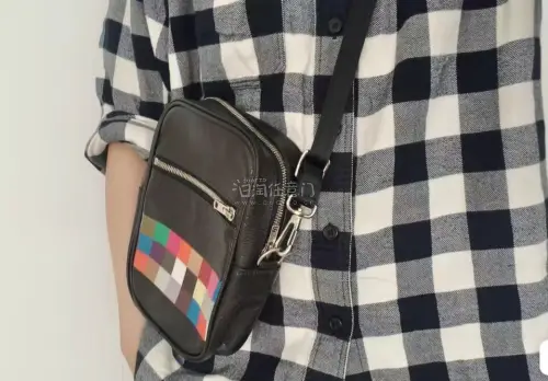 挖煤姬淘到一个uniform experiment的挎包，非常好看，性价比很高。黑色皮质时尚大气，还有标志性的彩色方块拼接图案。