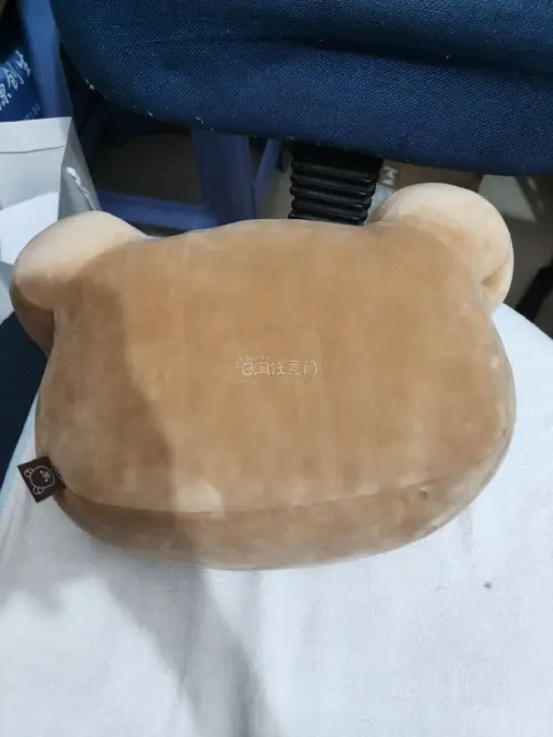 轻松熊抱枕收到啦，摸起来软乎乎的，面料细腻不掉毛，造型和图片一模一样，可爱度拉满！抱在怀里很舒服，不管是放床上还是沙发上都很好看，做工也很细致，没有多余线头，真的太喜欢啦。