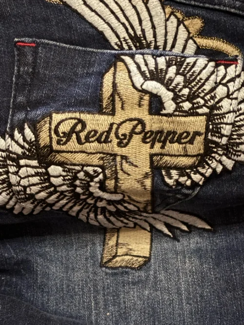 日系老牌red pepper，后背十字架飞翼重工刺绣太吸睛，针脚扎实，口袋小红线细节到位。
经典低腰微喇版型，修饰胯部，裤脚微散开，搭短上衣、马丁靴秒变千禧辣妹。牛仔面料挺括有骨感，古着自带岁月水洗痕迹，重工刺绣忌暴力机洗拉扯。
辨识度拉满，很难撞款！