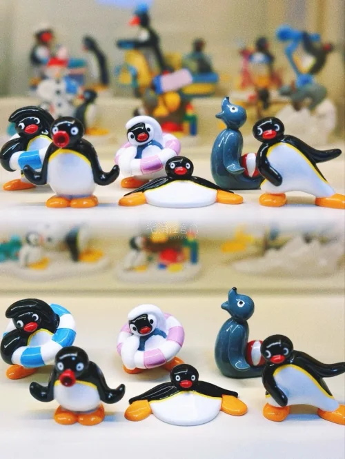 如果你也喜欢Pingu！这套陶瓷小摆件真的戳中我了✨，造型各有特色，质感很棒，摆桌面氛围感拉满。
通过挖煤姬（日淘任意门）入手，日淘流程清晰，物流可以实时查看，包装也很用心，到手没有磕碰，整体购物体验很好，安利给同好以及喜欢收集小摆件的朋友们！
