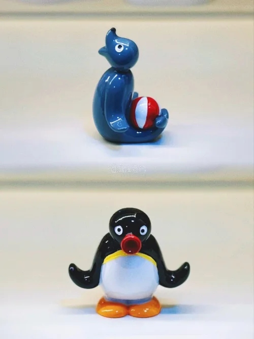 如果你也喜欢Pingu！这套陶瓷小摆件真的戳中我了✨，造型各有特色，质感很棒，摆桌面氛围感拉满。
通过挖煤姬（日淘任意门）入手，日淘流程清晰，物流可以实时查看，包装也很用心，到手没有磕碰，整体购物体验很好，安利给同好以及喜欢收集小摆件的朋友们！