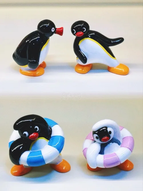 如果你也喜欢Pingu！这套陶瓷小摆件真的戳中我了✨，造型各有特色，质感很棒，摆桌面氛围感拉满。
通过挖煤姬（日淘任意门）入手，日淘流程清晰，物流可以实时查看，包装也很用心，到手没有磕碰，整体购物体验很好，安利给同好以及喜欢收集小摆件的朋友们！