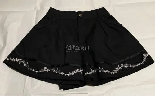 近期超爱穿的几件衣服。姐妹们，最近真的被这几件衣服拿捏住了！版型显瘦、面料舒服，日常通勤、约会、出门逛街都很好搭。挖煤姬很方便好用！