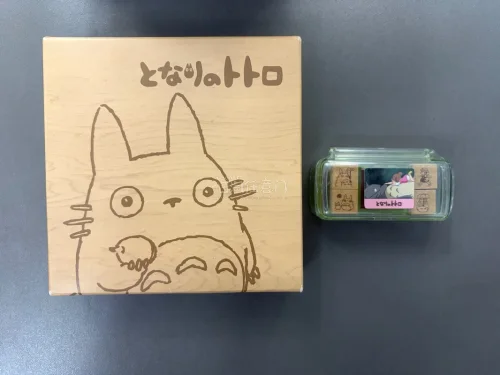 这次体验的是AIR Packet路线，从申请到到手历时17天，和竹蜻蜓时效差不多。这次主要海淘了我喜欢的宫崎骏动画系列的扑克牌，间谍过家家的小包，龙猫毛巾和印章。如果你也喜欢龙猫，可以海淘龙猫的毛巾和印章，这类商品可爱又实用。海淘这类商品可以在煤炉、雅虎、亚马逊多看...
