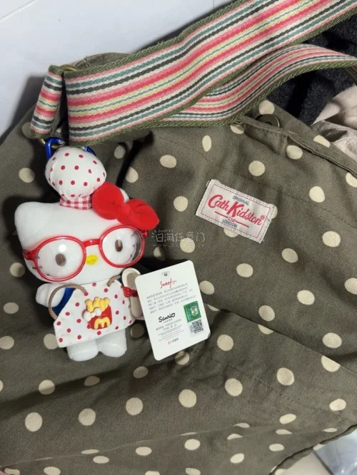 好喜欢这次所有购入的商品！波点+海军领搭配太漂亮啦～小橘子鞋子简直不要太美萌！还有，最爱我的波点大斜挎包啦！东西质量很好，实物也是很貌美！我还要继续淘更多美丽的衣服！